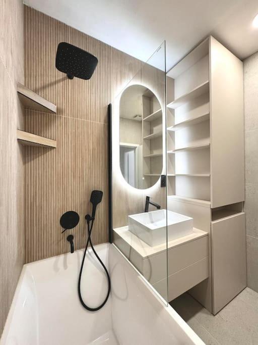 5 Min Dancing House Prague, Luxury And Modern Apartamento