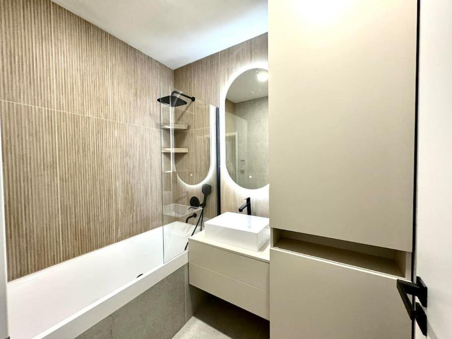 5 Min Dancing House Prague, Luxury And Modern Apartamento Praga